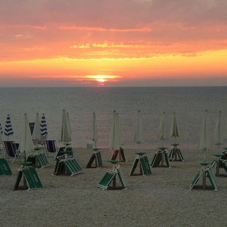 Hotel Chiaraluna Чивитанова Марке Екстериор снимка