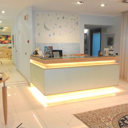 Hotel Chiaraluna Чивитанова Марке Екстериор снимка