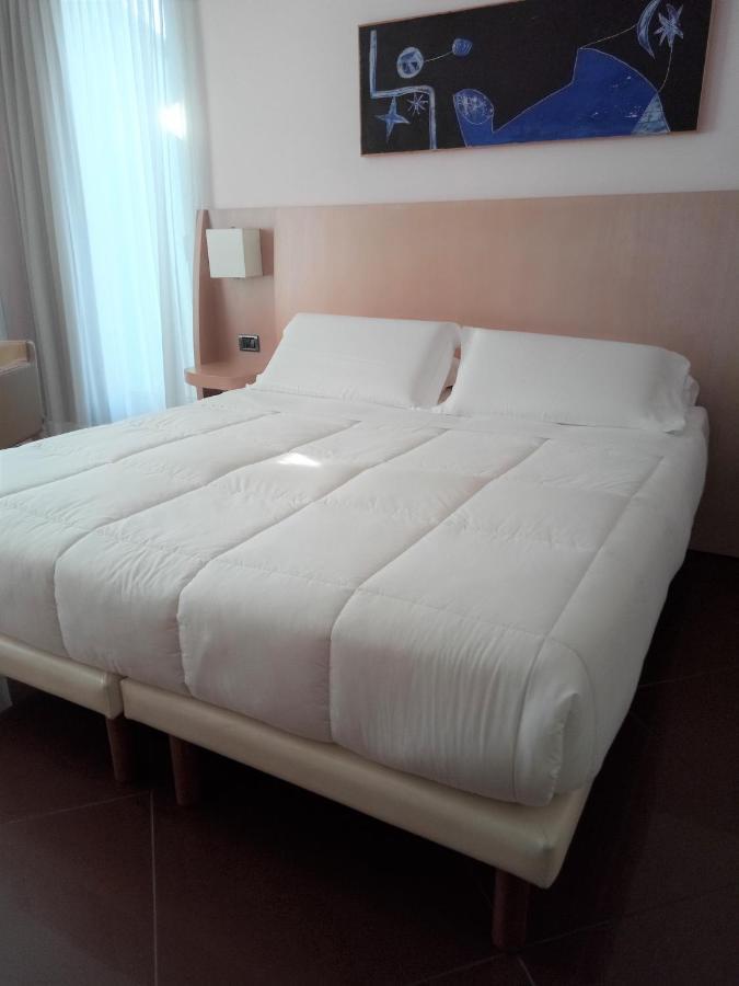 Hotel Chiaraluna Чивитанова Марке Екстериор снимка