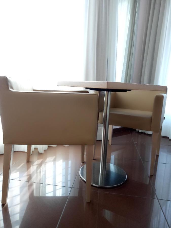 Hotel Chiaraluna Чивитанова Марке Екстериор снимка