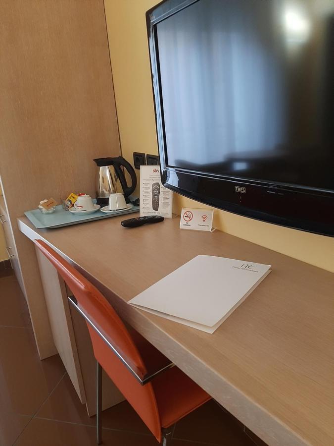 Hotel Chiaraluna Чивитанова Марке Екстериор снимка