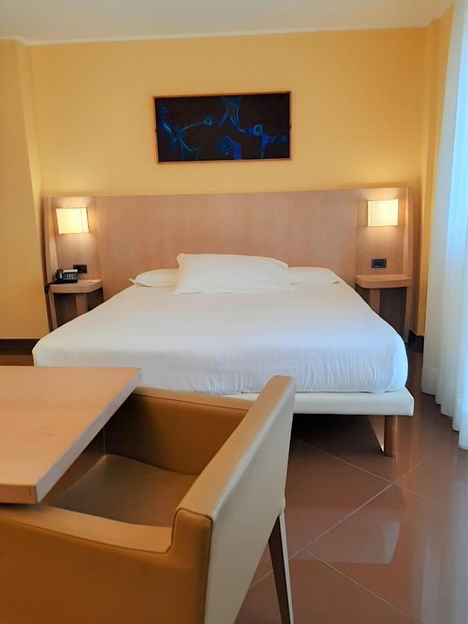Hotel Chiaraluna Чивитанова Марке Екстериор снимка