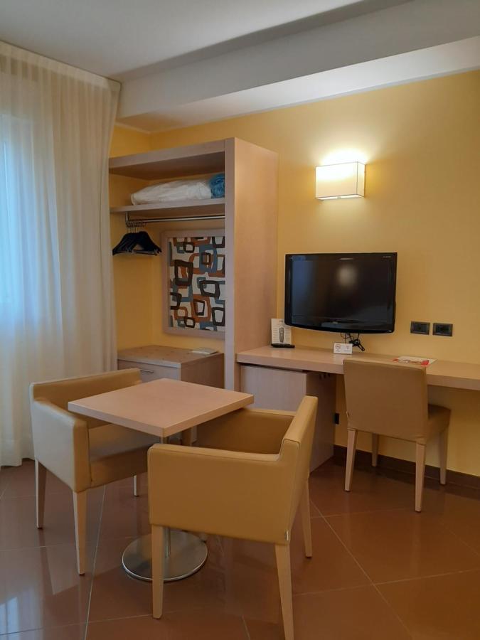 Hotel Chiaraluna Чивитанова Марке Екстериор снимка