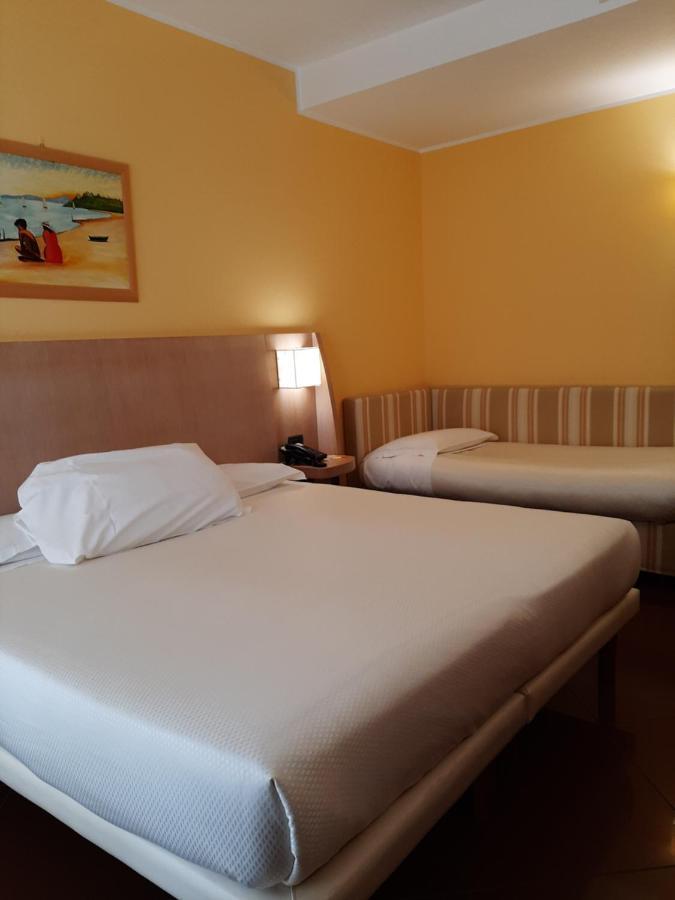 Hotel Chiaraluna Чивитанова Марке Екстериор снимка
