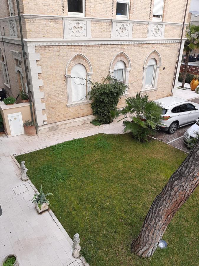 Hotel Chiaraluna Чивитанова Марке Екстериор снимка
