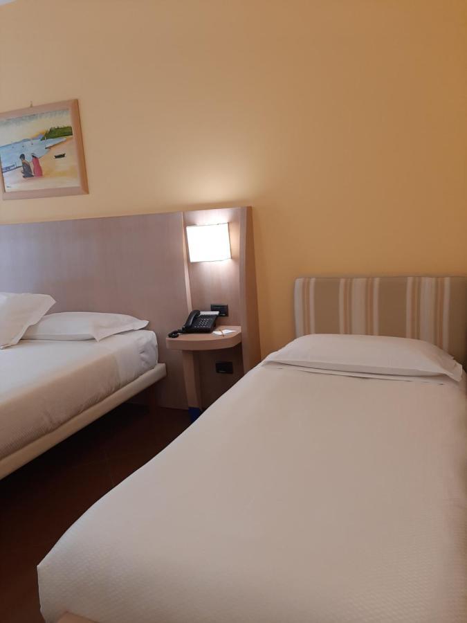 Hotel Chiaraluna Чивитанова Марке Екстериор снимка