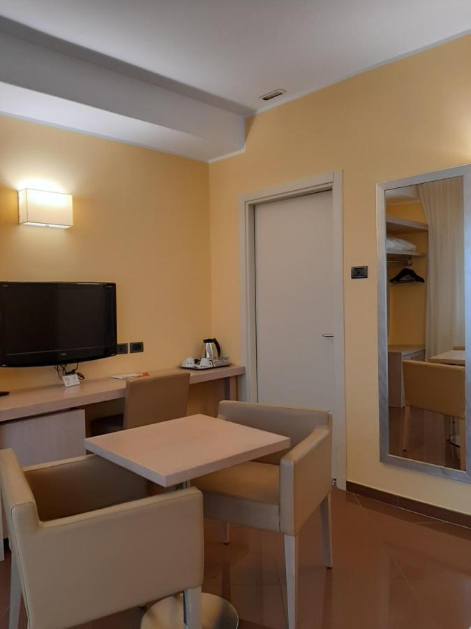 Hotel Chiaraluna Чивитанова Марке Екстериор снимка