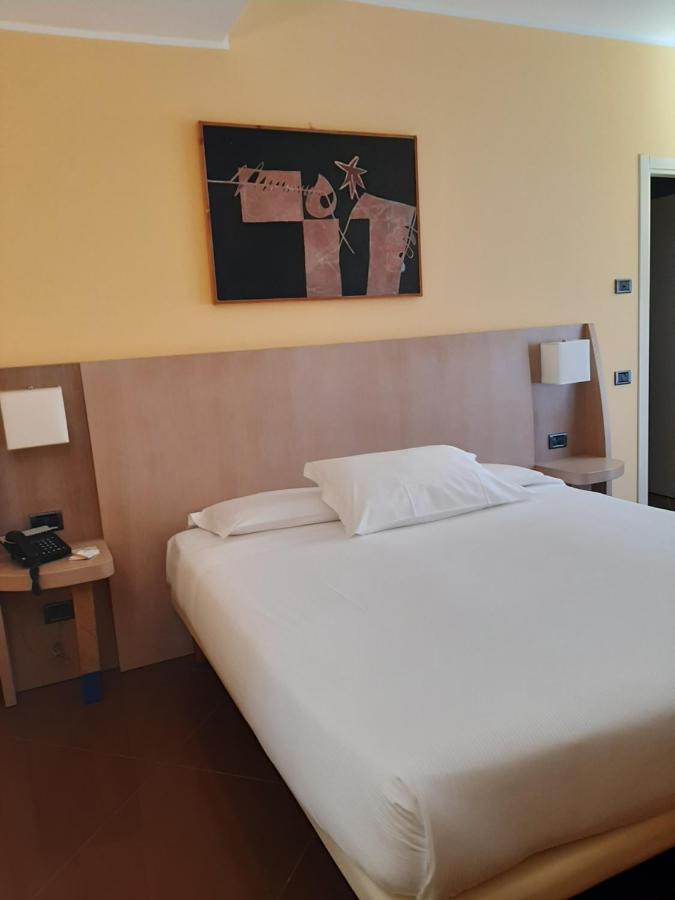 Hotel Chiaraluna Чивитанова Марке Екстериор снимка