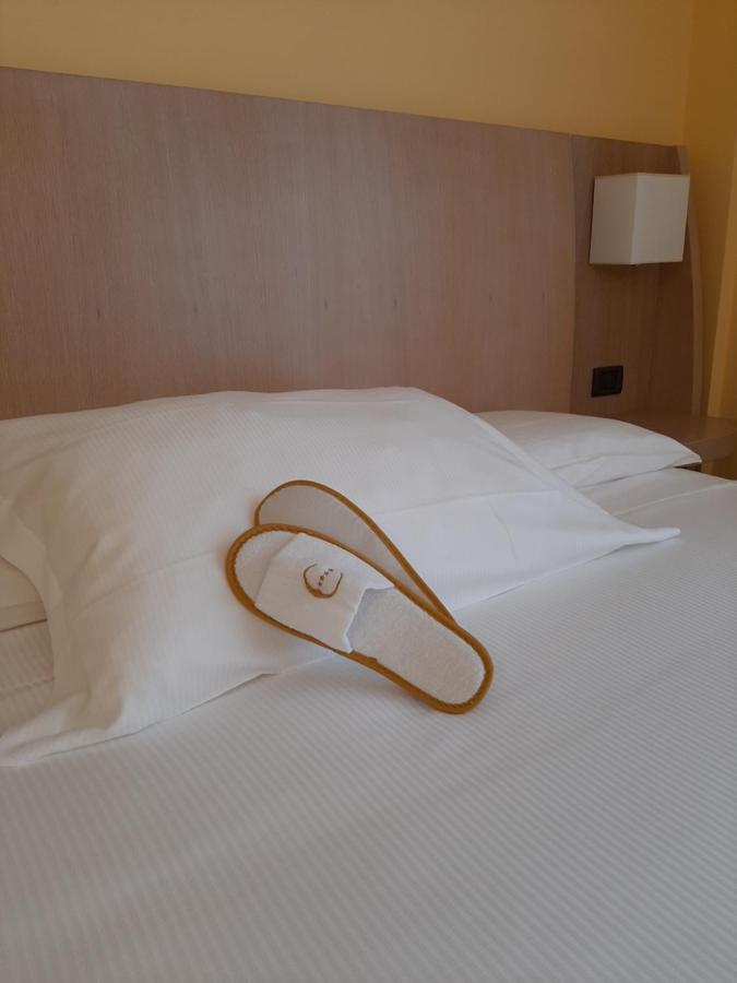 Hotel Chiaraluna Чивитанова Марке Екстериор снимка