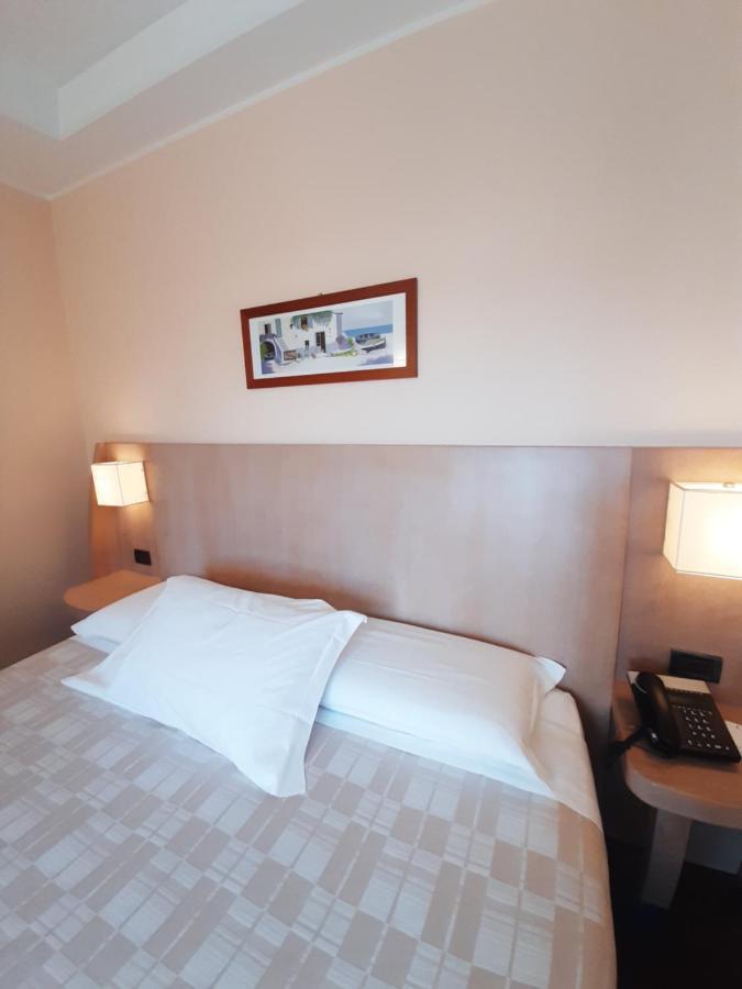 Hotel Chiaraluna Чивитанова Марке Екстериор снимка