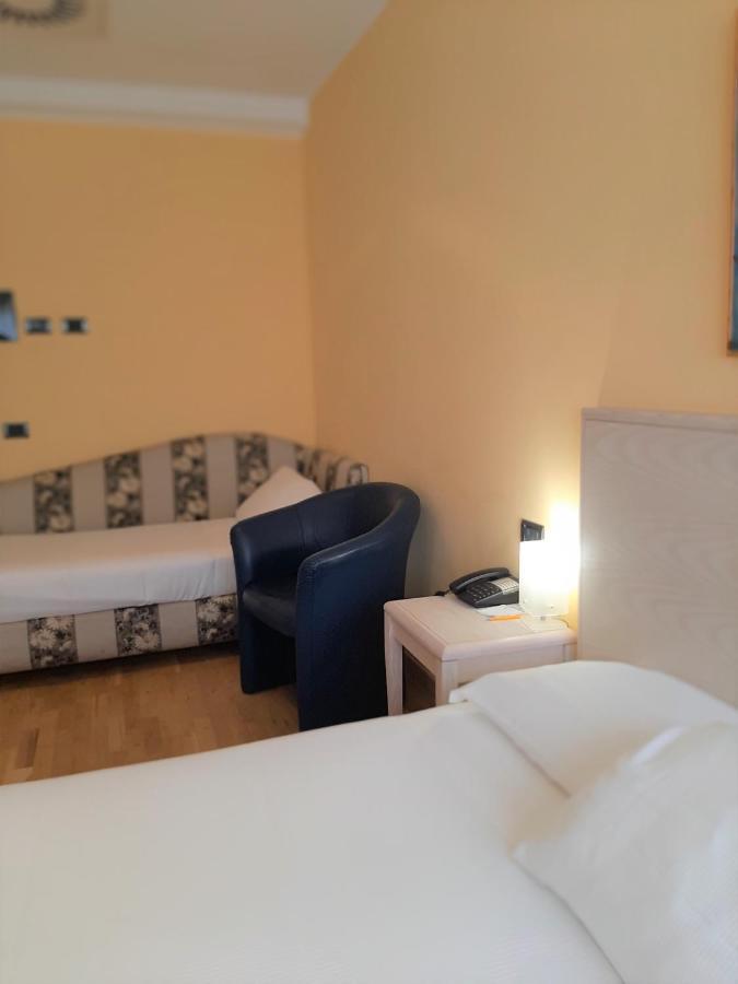 Hotel Chiaraluna Чивитанова Марке Екстериор снимка