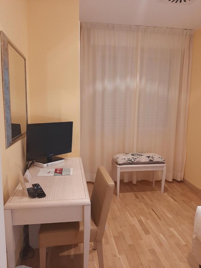 Hotel Chiaraluna Чивитанова Марке Екстериор снимка