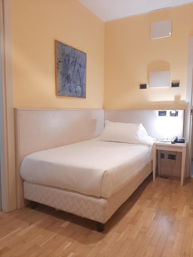 Hotel Chiaraluna Чивитанова Марке Екстериор снимка