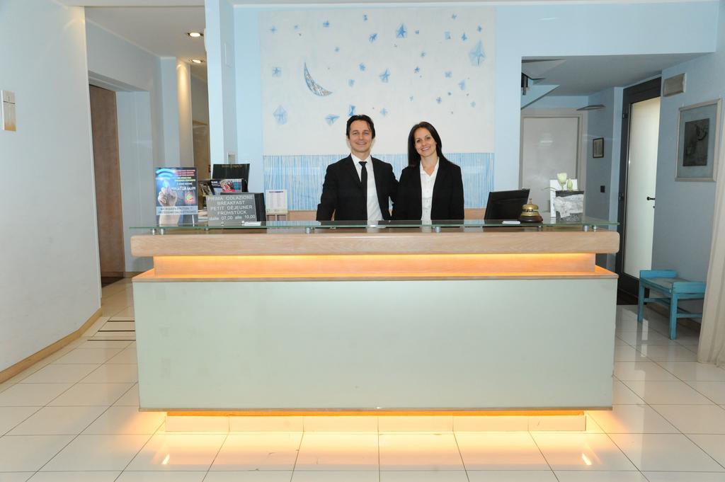 Hotel Chiaraluna Чивитанова Марке Екстериор снимка