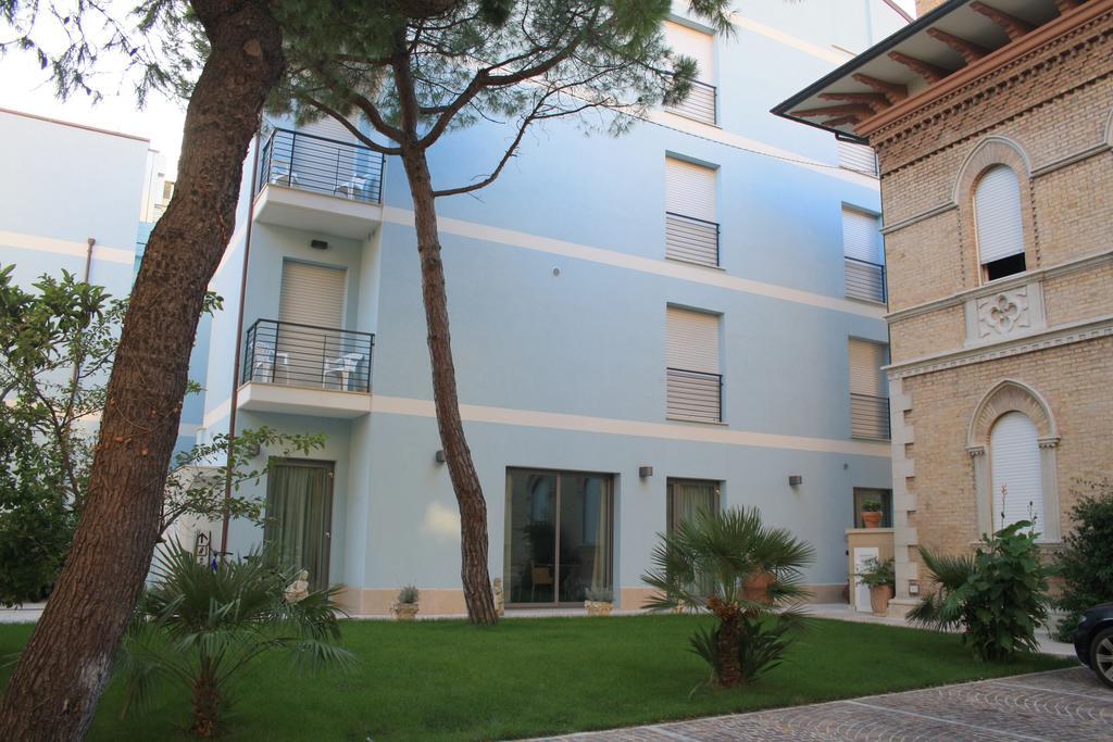 Hotel Chiaraluna Чивитанова Марке Екстериор снимка