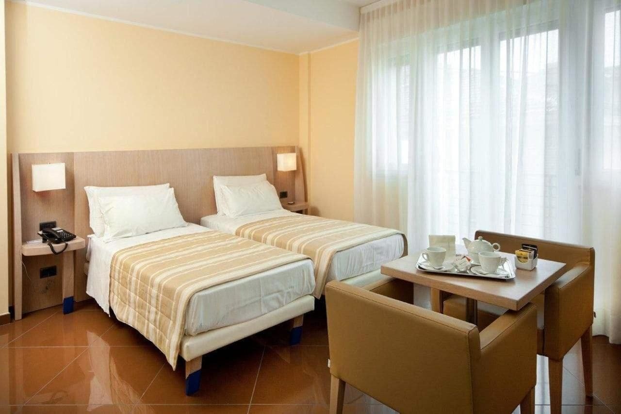 Hotel Chiaraluna Чивитанова Марке Екстериор снимка