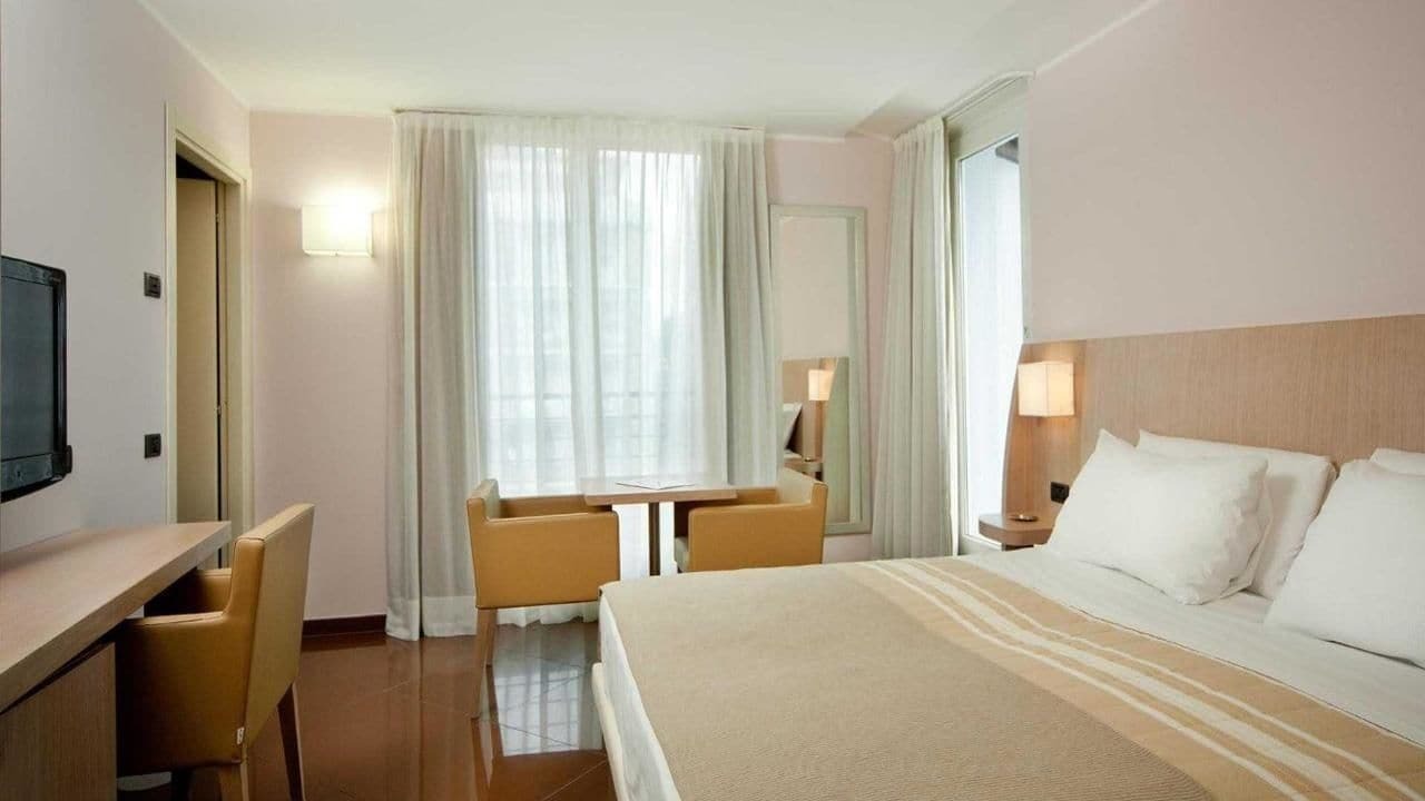 Hotel Chiaraluna Чивитанова Марке Екстериор снимка