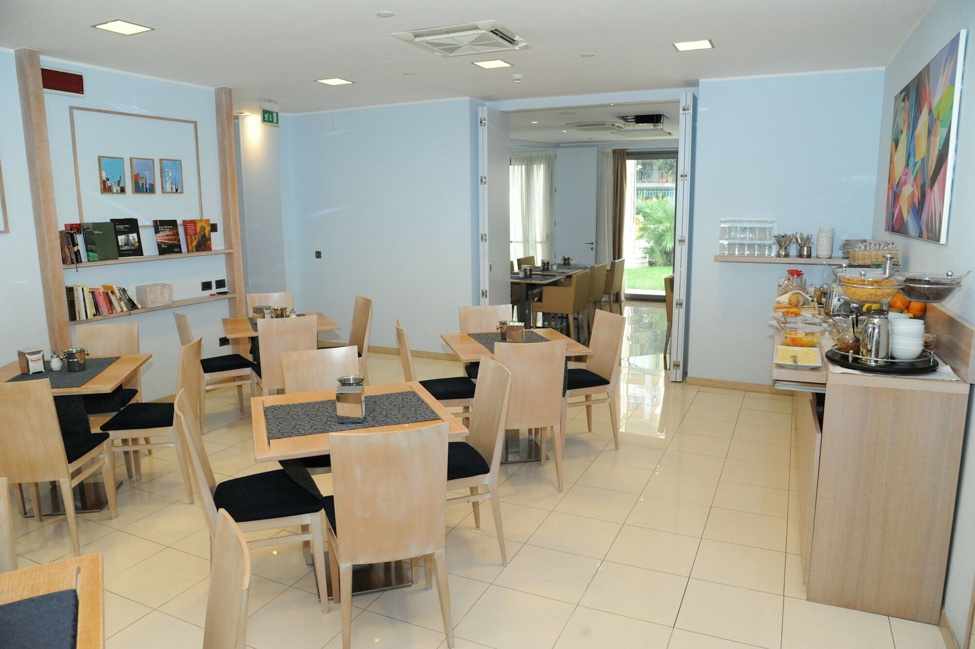 Hotel Chiaraluna Чивитанова Марке Екстериор снимка