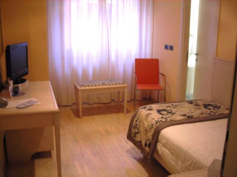 Hotel Chiaraluna Чивитанова Марке Стая снимка